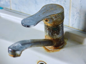 Old long lasting faucet that needs to be replaced